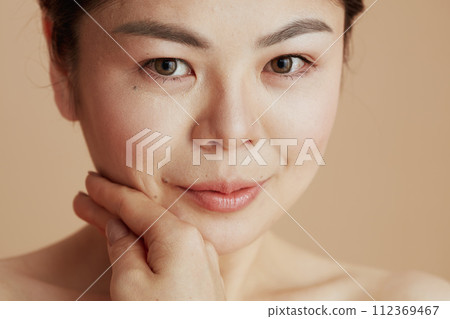 Portrait of modern woman looking in camera 112369467