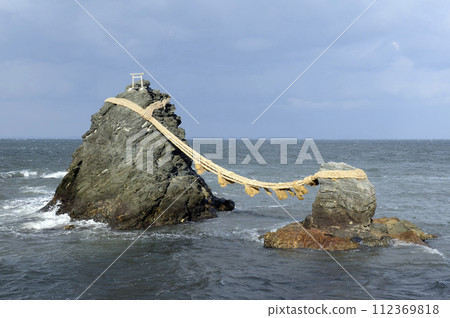 Couple rock 112369818