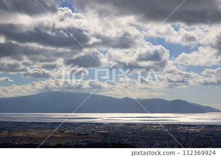 駿河灣和沼津市閃亮的海面風景 112369924