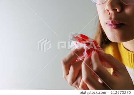 女人用紙巾擦鼻血 女人用紙巾擦鼻血 112370270