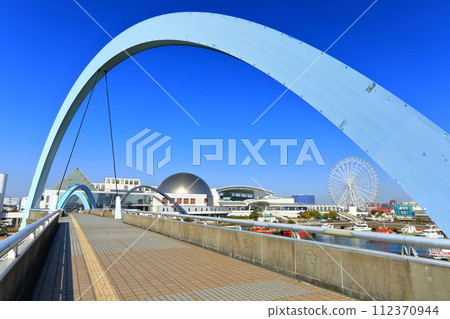 [Aichi Prefecture] Nagoya Port Aquarium and Port Bridge (Garden Wharf Rinko Ryokuen) in fine weather 112370944