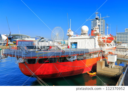 [Aichi Prefecture] Antarctic observation ship Fuji (Garden Wharf Rinko Ryokuen) in sunny Nagoya Port 112370952