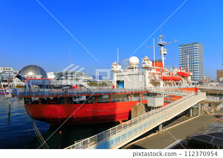 [Aichi Prefecture] Antarctic observation ship Fuji (Garden Wharf Rinko Ryokuen) in sunny Nagoya Port 112370954