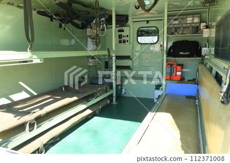 Inside a Ground Self-Defense Force ambulance, rescuing and treating injured soldiers Inside a Ground Self-Defense Force ambulance, rescuing and treating injured soldiers 112371008