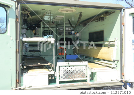 Inside a Ground Self-Defense Force ambulance, rescuing and treating injured soldiers Inside a Ground Self-Defense Force ambulance, rescuing and treating injured soldiers 112371010