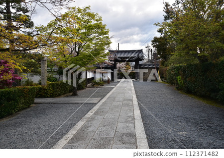 日本春天的京都,嵐山週邊的街道,世界文化遺產天龍寺,古老而輝煌的木門,美麗的櫻花和清新的綠意 日本春天的京都,嵐山週邊的街道,世界文化遺產天龍寺,古老而輝煌的木門,美麗的櫻花和清新的綠意 112371482
