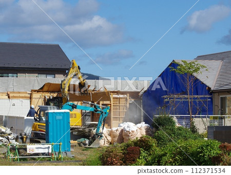 Demolition of a large house to downsize it Demolition of a large house to downsize it 112371534