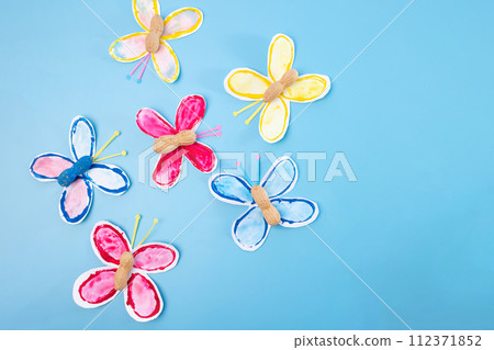 making paper craft butterflies, stamp, paint tubes, recycling concept, easy craft for kids, DIY, tutorial 112371852