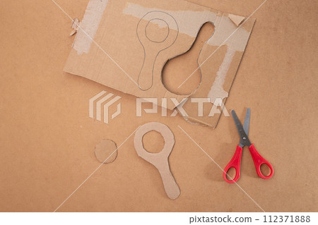cut out a cardboard magnifying glass craft for kids play, handmade loupe toy, process art, paper craft, easy craft ideas, how to make, DIY, 112371888