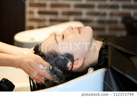 美髮沙龍洗髮水 112372794