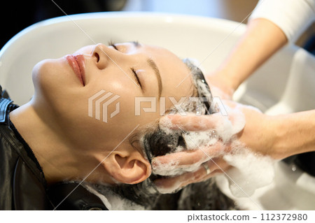 美髮沙龍洗髮水 112372980