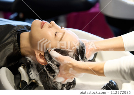 美髮沙龍洗髮水 112372985