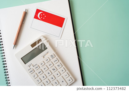 新加坡旗幟、計算機、筆記本和筆 112373482