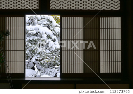 Iwakura Myomanji Temple, Kyoto City Snow garden peeking through the snowy shoji screen Iwakura Myomanji Temple, Kyoto City Snow garden peeking through the snowy shoji screen 112373765