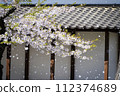 Gate where cherry blossoms bloom 112374689