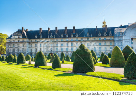 Park with green lawn and trimmed bushes Park with green lawn and trimmed bushes 112374733