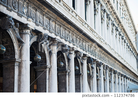 Row of arches and columns at facade at San Marco square in Venice 112374786