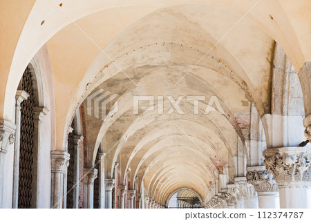 Arcade and columns at the doge's palace in Venice Arcade and columns at the doge's palace in Venice 112374787