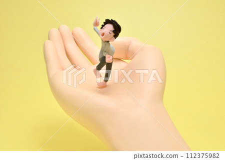 一個被要求在手掌上跳舞的人 一個被要求在手掌上跳舞的人 112375982