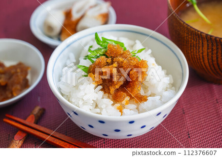 Rice topped with raw cod roe 112376607