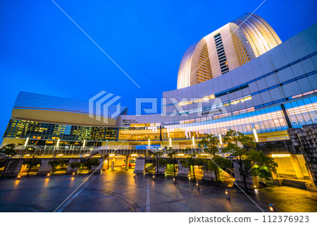 日本橫濱城市景觀,俯瞰橫濱洲際大酒店、會議中心等。 日本橫濱城市景觀,俯瞰橫濱洲際大酒店、會議中心等。 112376923