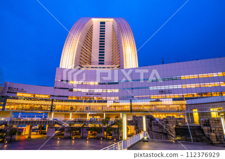 日本橫濱城市景觀,俯瞰橫濱洲際大酒店、會議中心等。 日本橫濱城市景觀,俯瞰橫濱洲際大酒店、會議中心等。 112376929