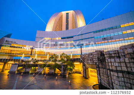 日本橫濱城市景觀,俯瞰橫濱洲際大酒店、會議中心等。 日本橫濱城市景觀,俯瞰橫濱洲際大酒店、會議中心等。 112376932