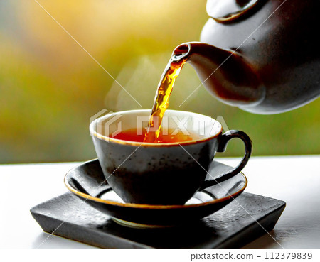 用紅茶具泡茶的那一刻 112379839