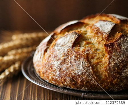 新鮮出爐的黑麥全麥麵包 112379889