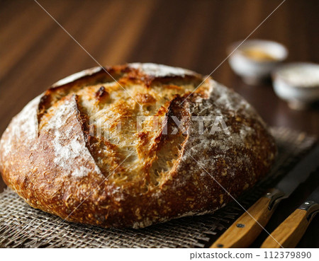 新鮮出爐的黑麥全麥麵包 112379890