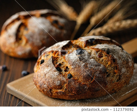 新鮮出爐的黑麥全麥葡萄乾麵包 112379892