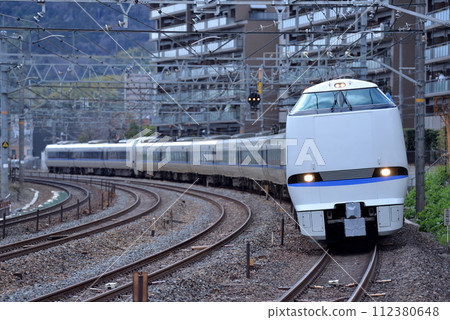 Twelve 683 Series Thunderbirds running on the Tokaido Line 112380648