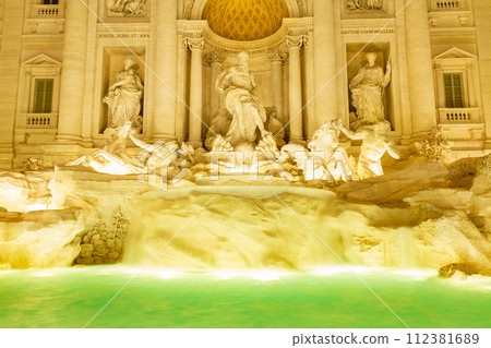 Fountain di Trevi in Rome, Italy 112381689