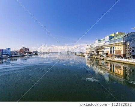 Kushiro River in winter with thin ice / Kushiro, Japan Kushiro River in winter with thin ice / Kushiro, Japan 112382022