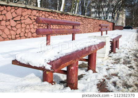 Bench in the park in winter in the snow Bench in the park in winter in the snow 112382370