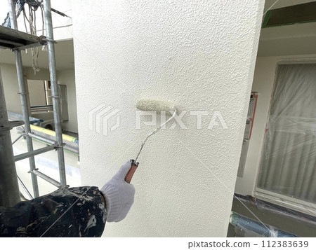 Topcoat the mortar wall with white (cream color) 112383639