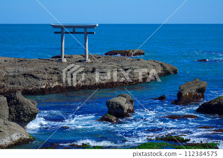Torii and white waves of Kamiiso Oarai Isosaki Shrine Torii and white waves of Kamiiso Oarai Isosaki Shrine 112384575