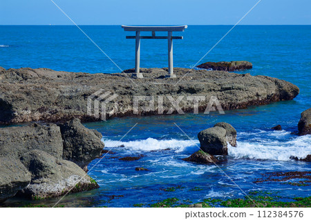 上磯大洗磯崎神社的鳥居與白浪 上磯大洗磯崎神社的鳥居與白浪 112384576