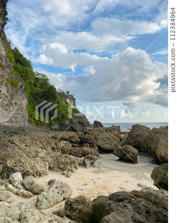 The sheer cliffs of the southern coast of Bali 112384964
