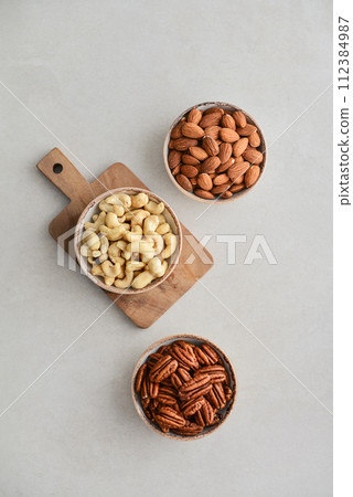 Pecan nuts, almond and cashew in bowls 112384987