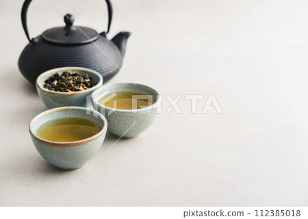 two ceramic cups of green tea 112385018
