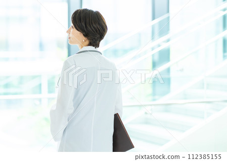 Young female doctor working in hospital 112385155