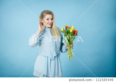 Woman holding bouquet of tulips flowers 112385549