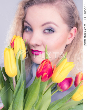 Pretty woman with red yellow tulips bunch 112385558