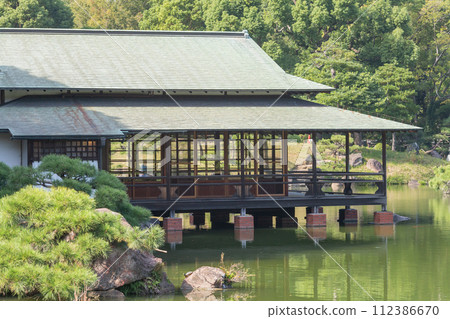 [Japan] Traditional Japanese house and green pine tree in Kiyosumi Garden, Tokyo 112386670