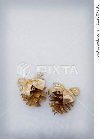 Pine cones on snow, Merry Christmas and Happy New Year, greeting card. Christmas pine cones Pine cones on snow, Merry Christmas and Happy New Year, greeting card. Christmas pine cones 112387536