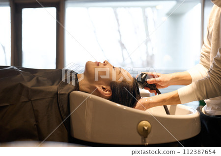 美髮沙龍洗髮水 112387654