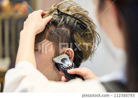 一名男子在美髮沙龍剪頭髮 112388793