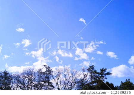 藍色的天空和雲圖像 藍色的天空和雲圖像 112389226