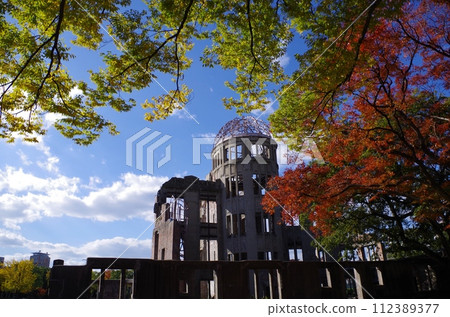 Late autumn Atomic Bomb Dome in autumn leaves 112389377
